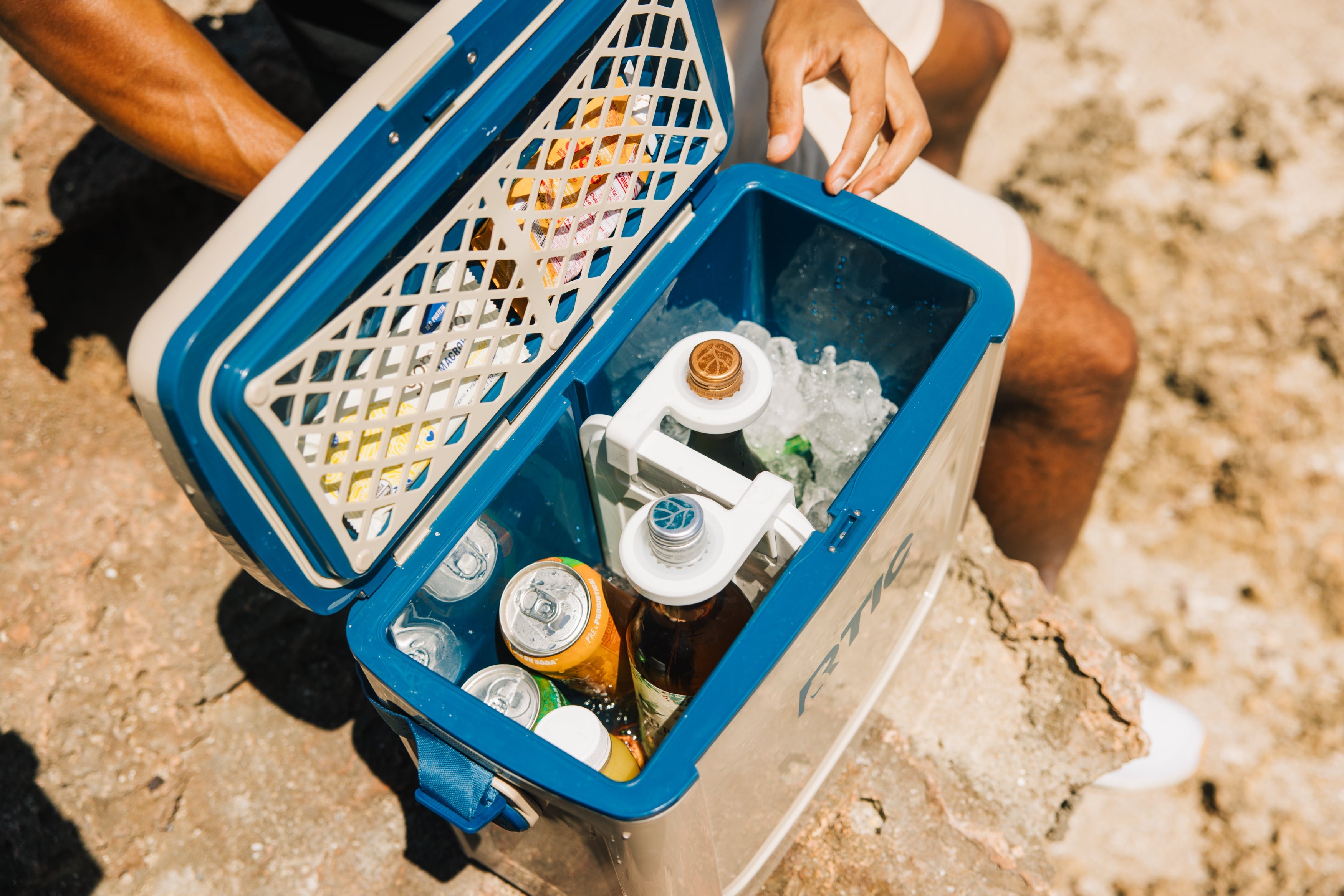 22 QT Ultra-Light Cooler (JK7K)
