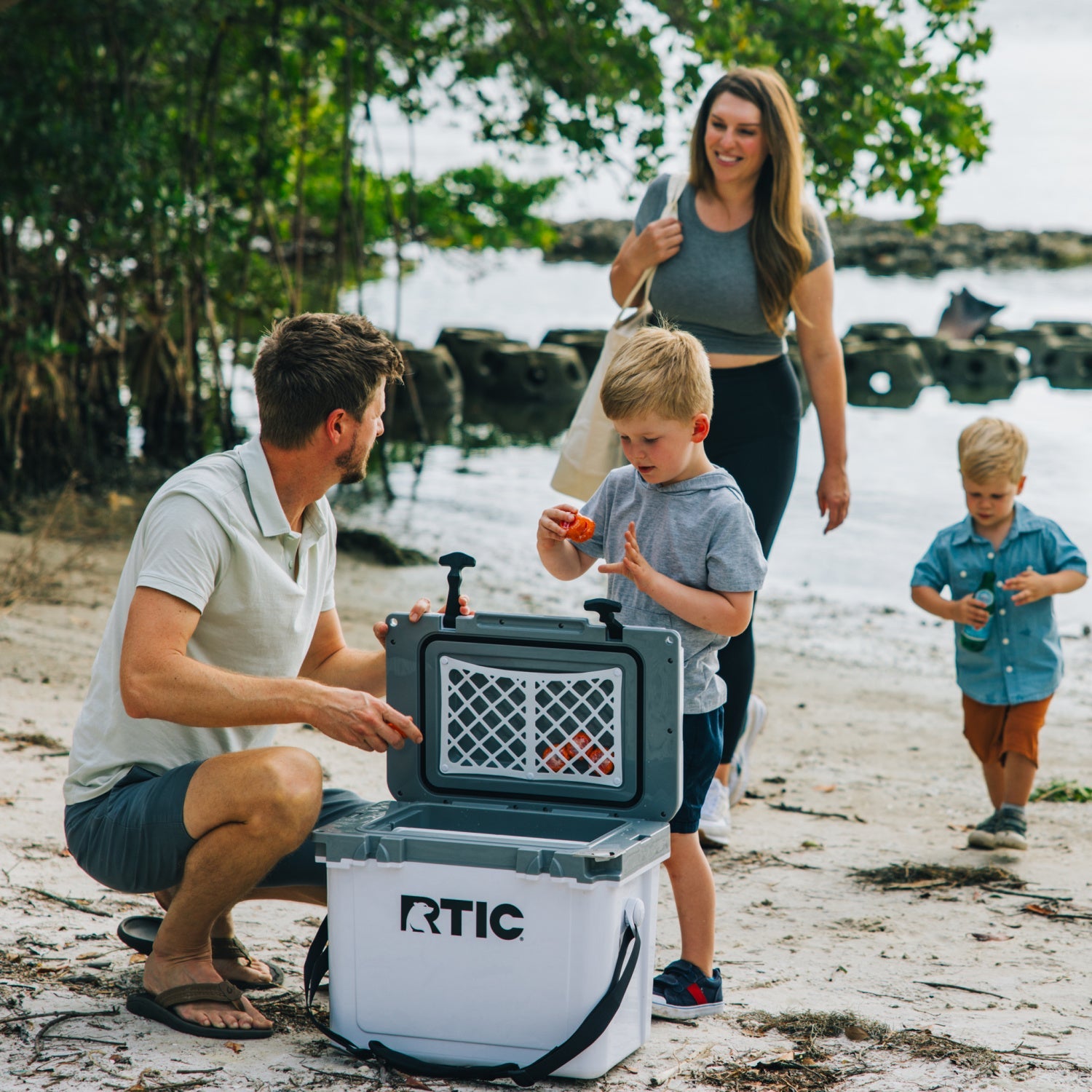 22 QT Ultra-Light Cooler (JK7K)
