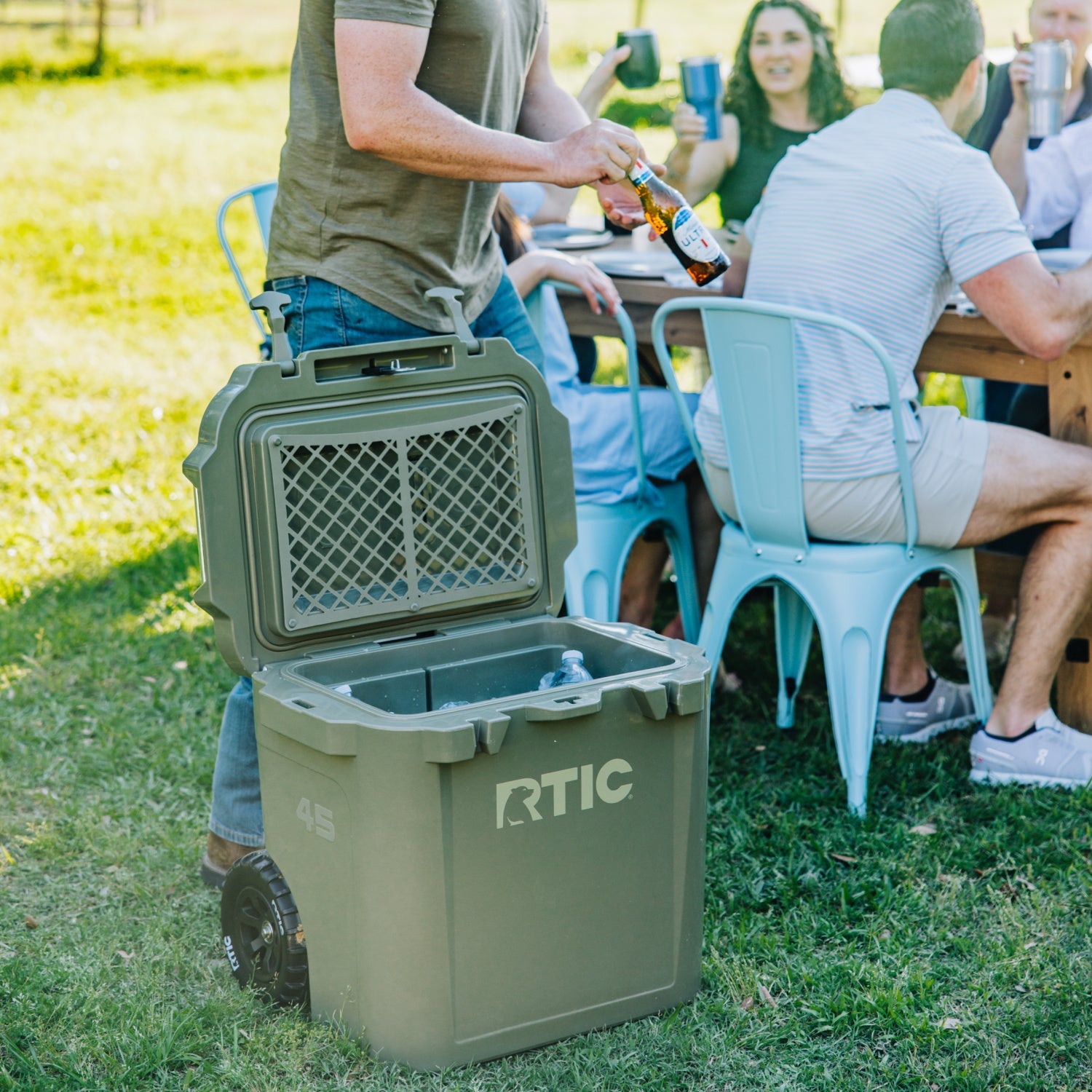 45 QT Ultra-Tough Wheeled Cooler (85D5)