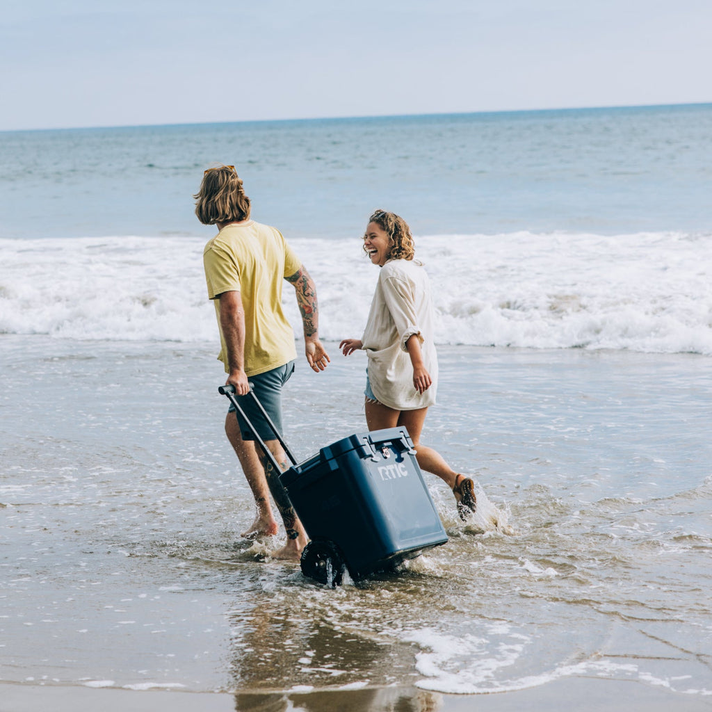 45 QT Ultra-Tough Wheeled Cooler (85D5)